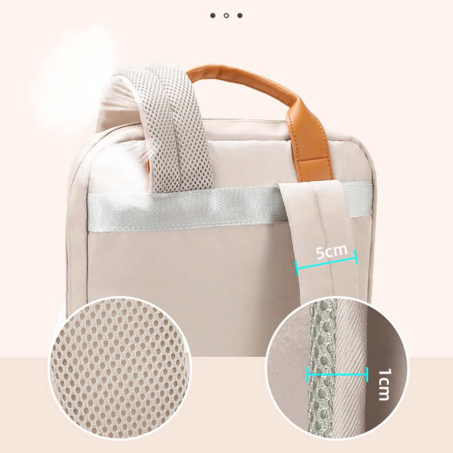 Beiger Rucksack mit braunem Griff. Mesh-Details und Maßangaben.