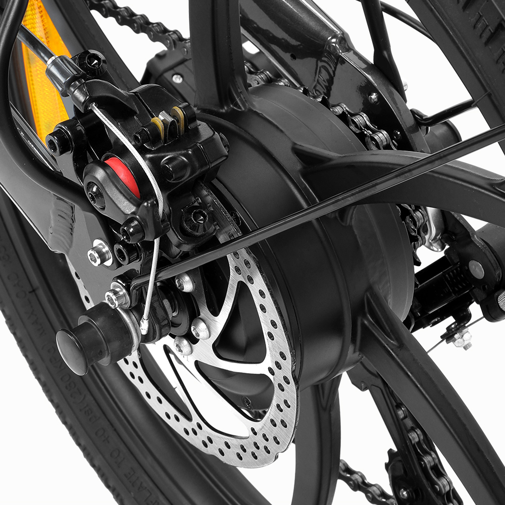 Zbliżenie tylnej piasty roweru, pokazujące hamulec tarczowy i napęd.