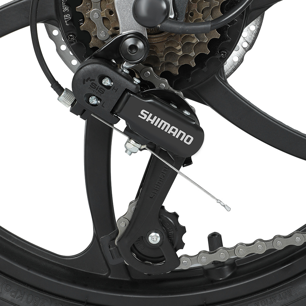 Zbliżenie przerzutki Shimano z łańcuchem i kasetą na rowerze.