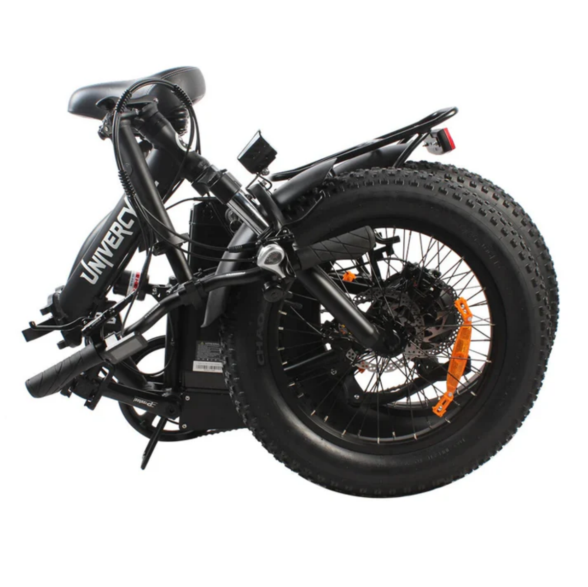 Czarny składany rower elektryczny z grubymi oponami i bagażnikiem.