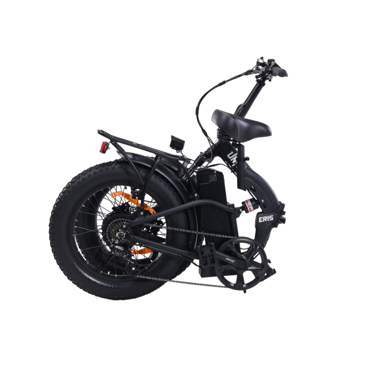 Czarny rower elektryczny z grubymi oponami, bagażnikiem i baterią.