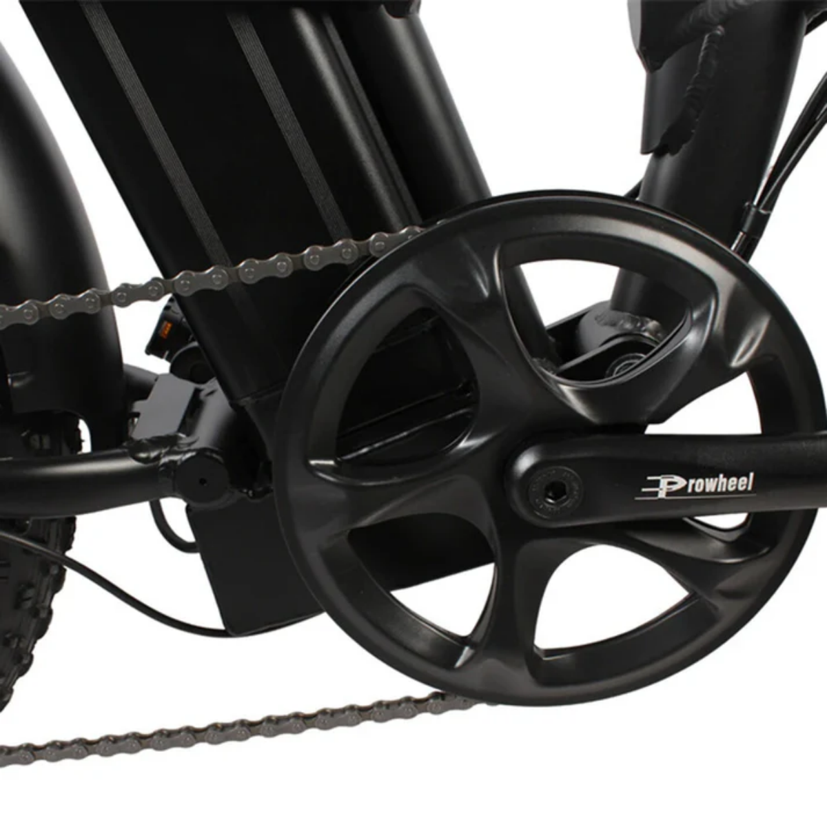 Zbliżenie na czarną korbę i łańcuch roweru.