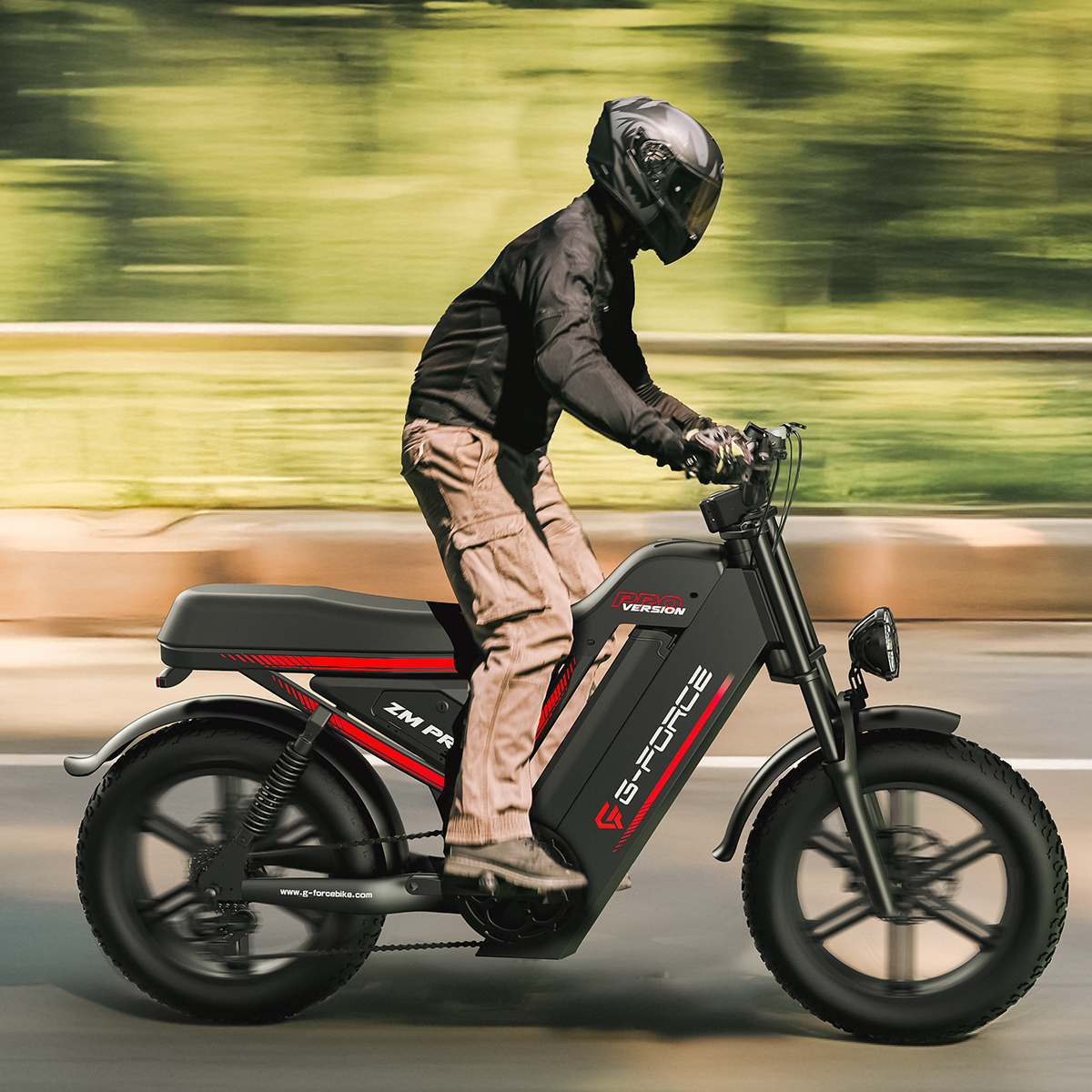 Osoba w czarnym kasku i kurtce jedzie czarnym rowerem elektrycznym G-Force ZM PR po drodze.