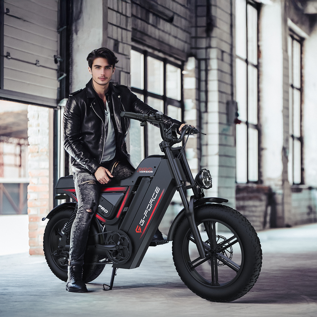 Mężczyzna w skórzanej kurtce siedzi na czarnym rowerze elektrycznym przed ceglanym budynkiem.