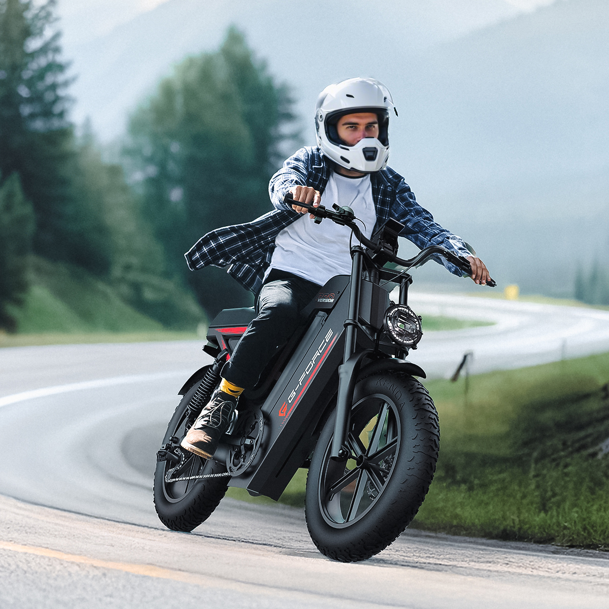 Mężczyzna w kasku jedzie czarnym rowerem elektrycznym po krętej drodze z drzewami.