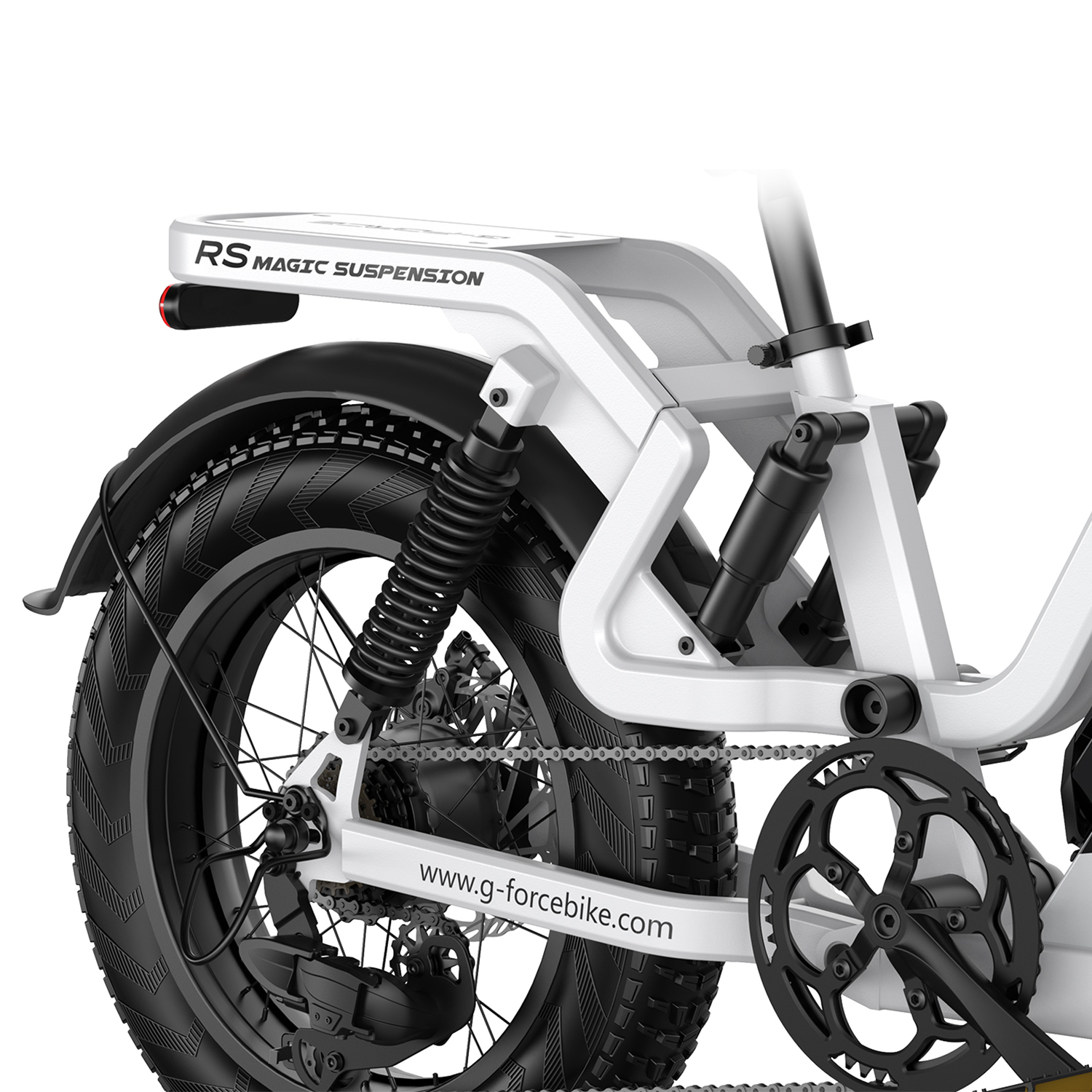 Zbliżenie białej ramy roweru z amortyzatorem, kołem i łańcuchem.