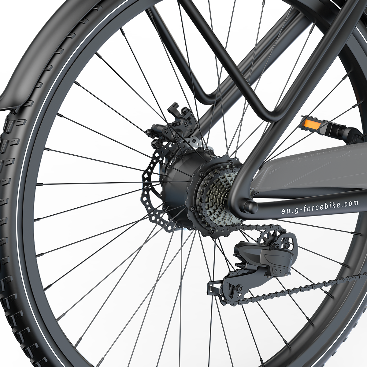 Zbliżenie tylnego koła czarnego roweru, widoczny przerzutka, łańcuch i błotnik.