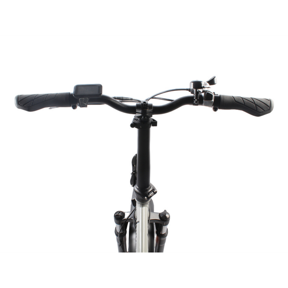 Kierownica roweru z wyświetlaczem, dzwonkiem i uchwytami, na białym tle.