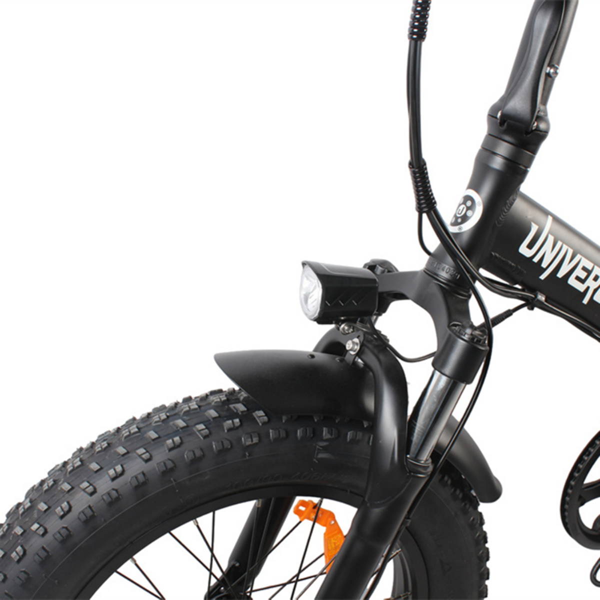 Czarny rower elektryczny z szeroką oponą, błotnikiem i światłem.