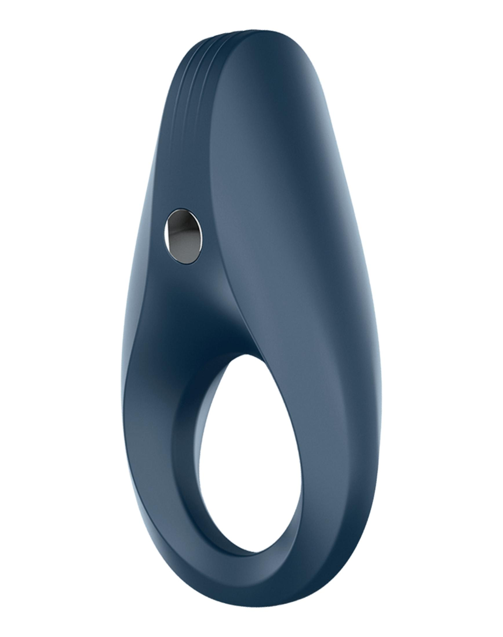 Granatowy pierścień z srebrnym guzikiem i żebrami na górze.