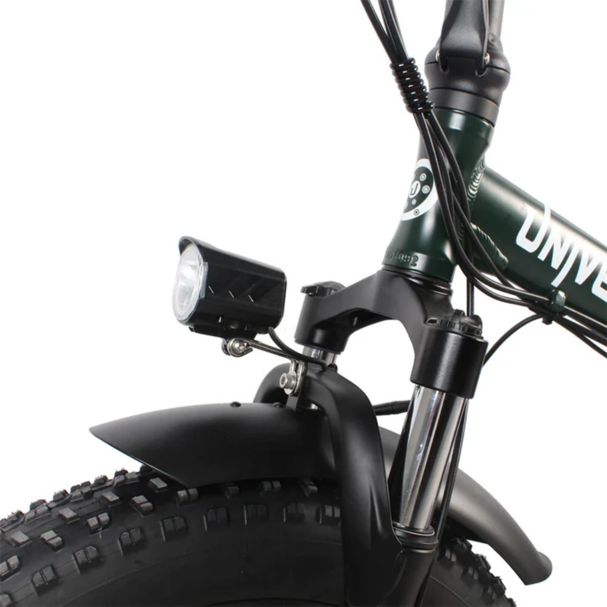 Zbliżenie przodu zielonego roweru z czarnym reflektorem i oponą.