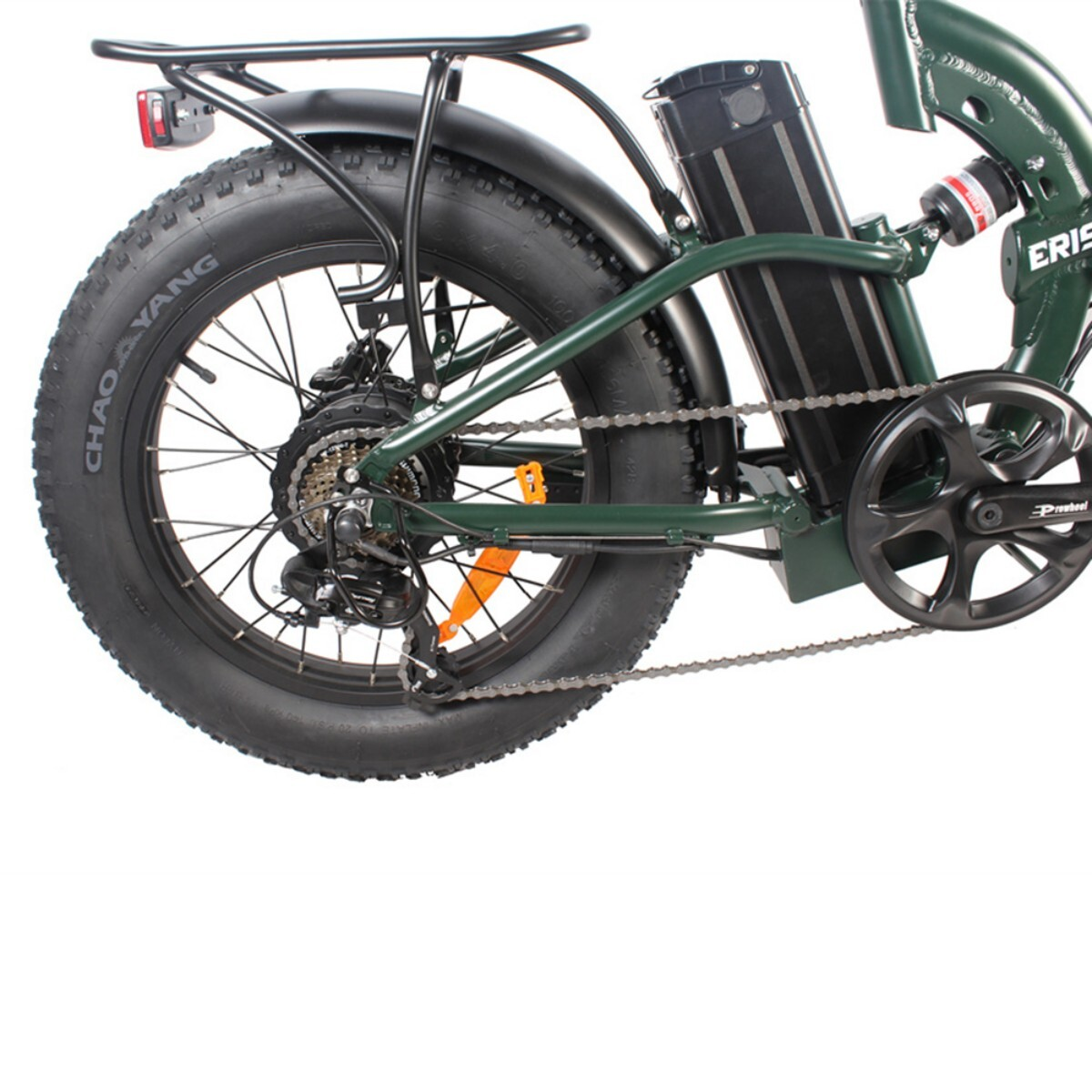 Zbliżenie zielonego roweru elektrycznego pokazującego tylną grubą oponę po lewej stronie.