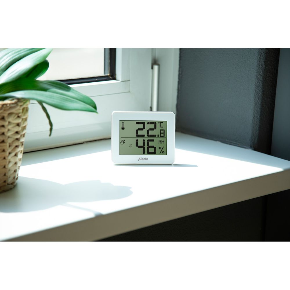 Ein weißer Hygrometer zeigt 22,8 Grad und 46% Luftfeuchtigkeit an.
