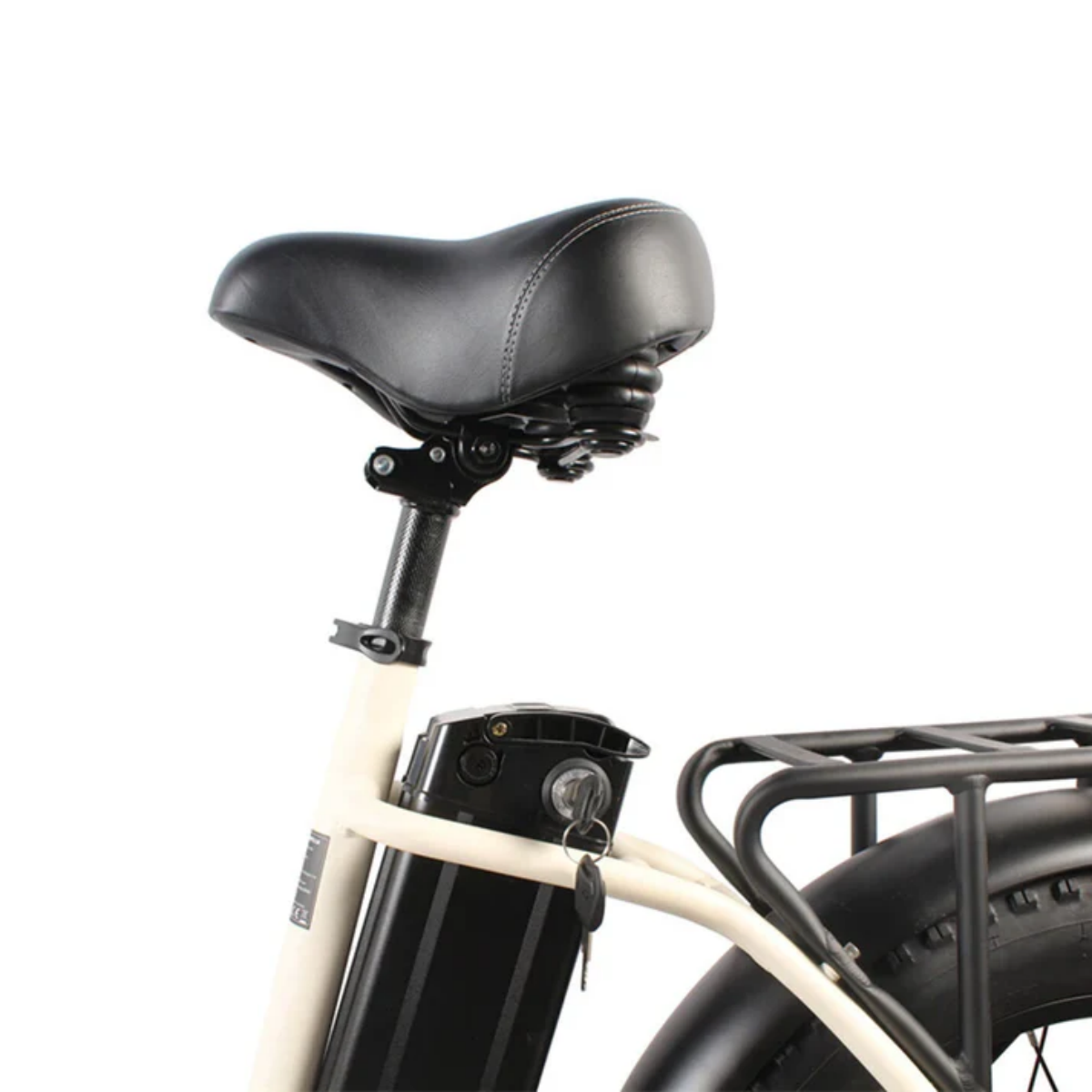 Kremowa rama roweru elektrycznego z czarnym siodełkiem, baterią i bagażnikiem.