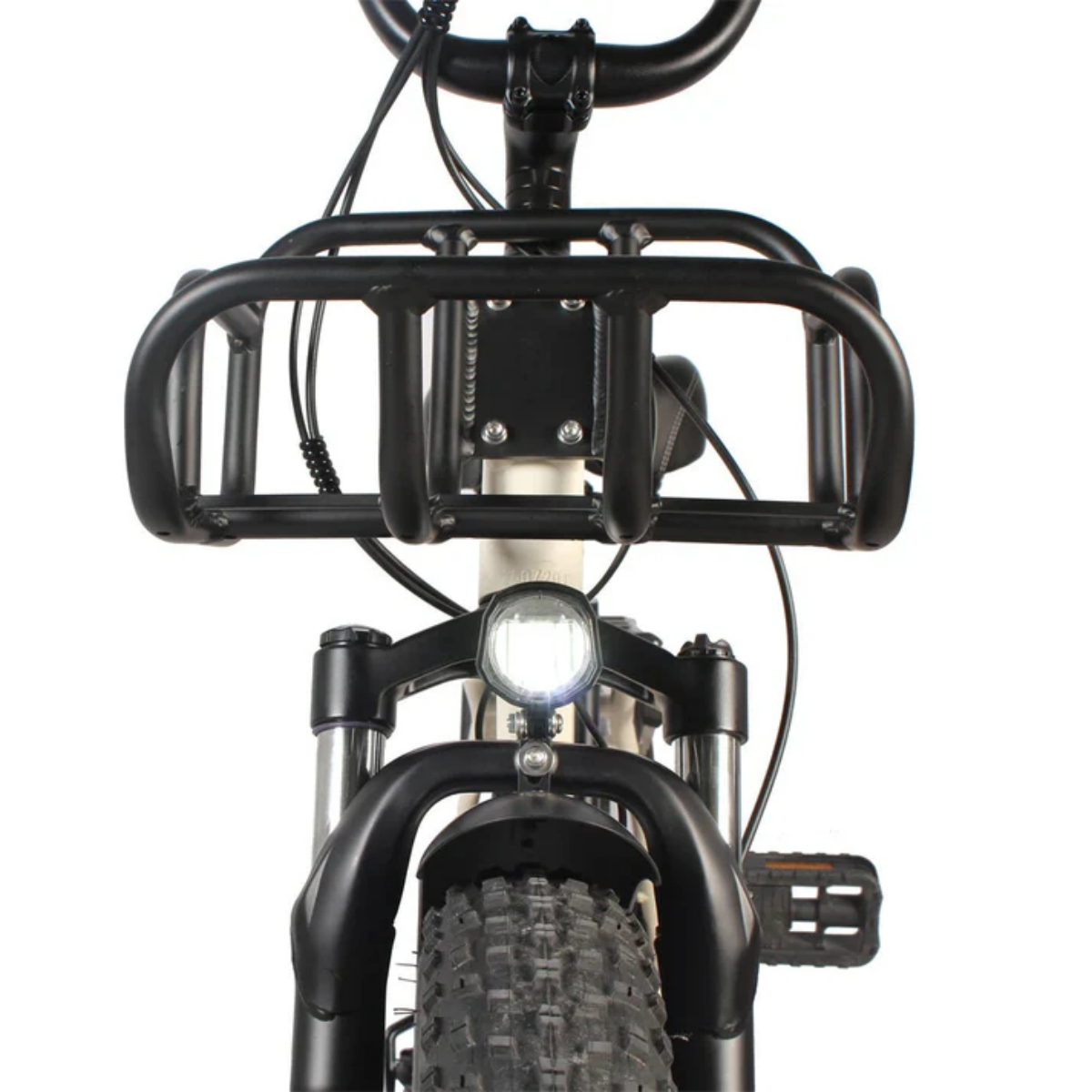Widok z przodu czarnego roweru z bagażnikiem, światłem i szeroką oponą.
