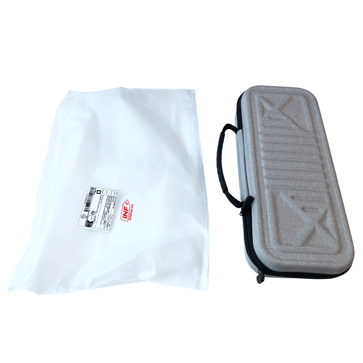 Szara walizka z uchwytem i biała torba z etykietami leżą obok siebie.