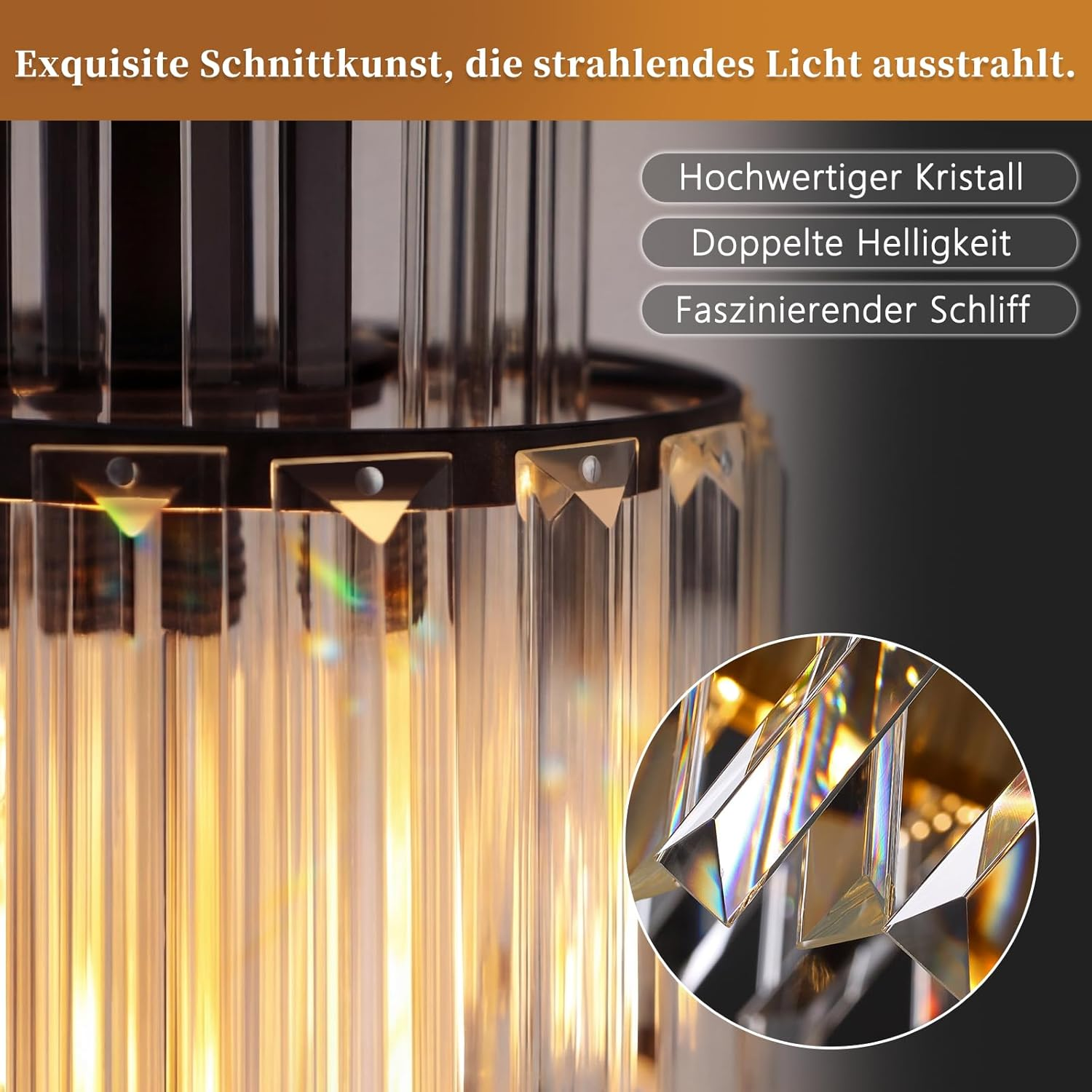 Eine Nahaufnahme eines Kronleuchters mit vielen Glasprismen und Lichtreflexionen.