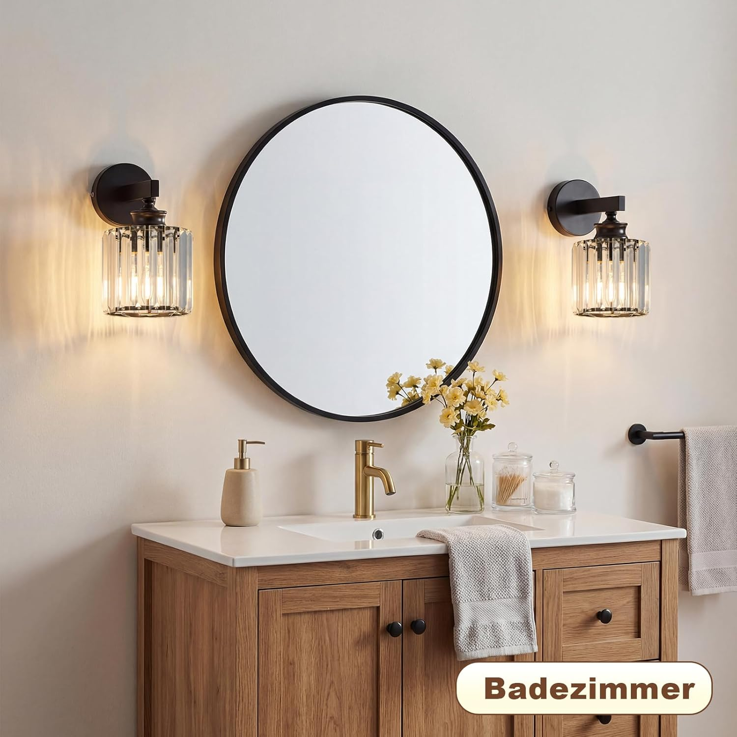 Un mobile da bagno con specchio, lavandino, rubinetto dorato e due applique.