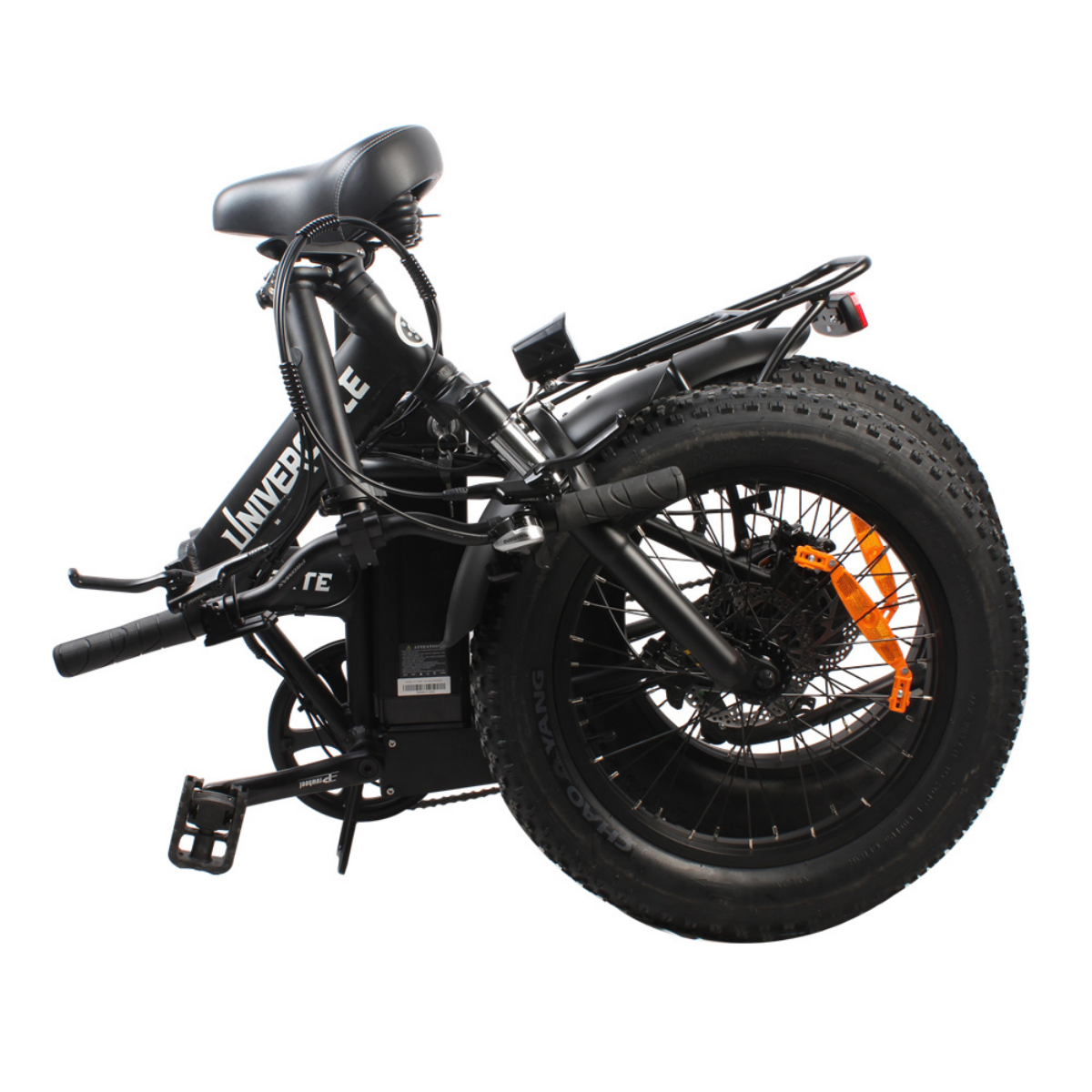 Czarny składany rower elektryczny z grubymi oponami na białym tle.