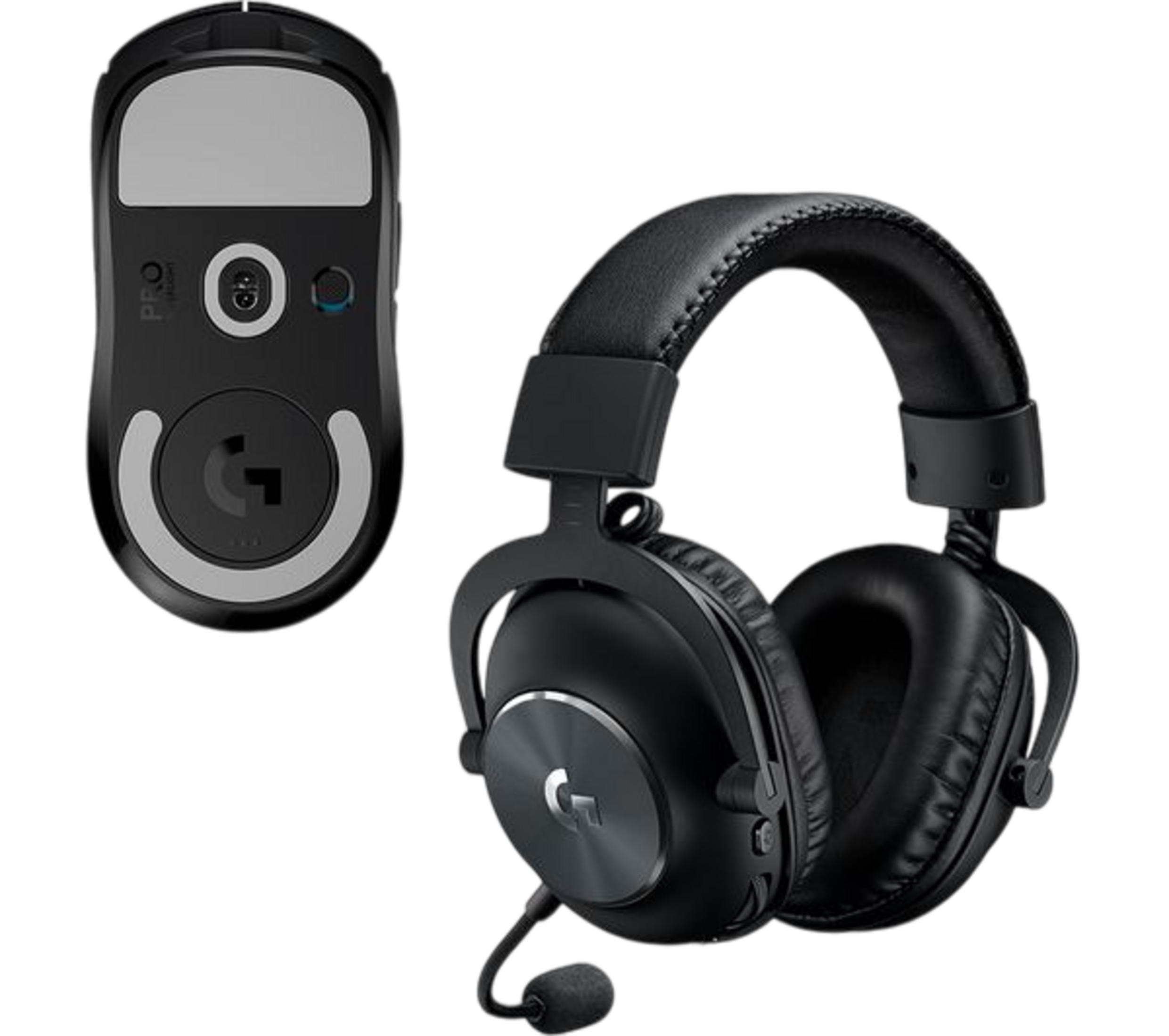 Ratón y auriculares para juegos negros con micrófono sobre fondo blanco.