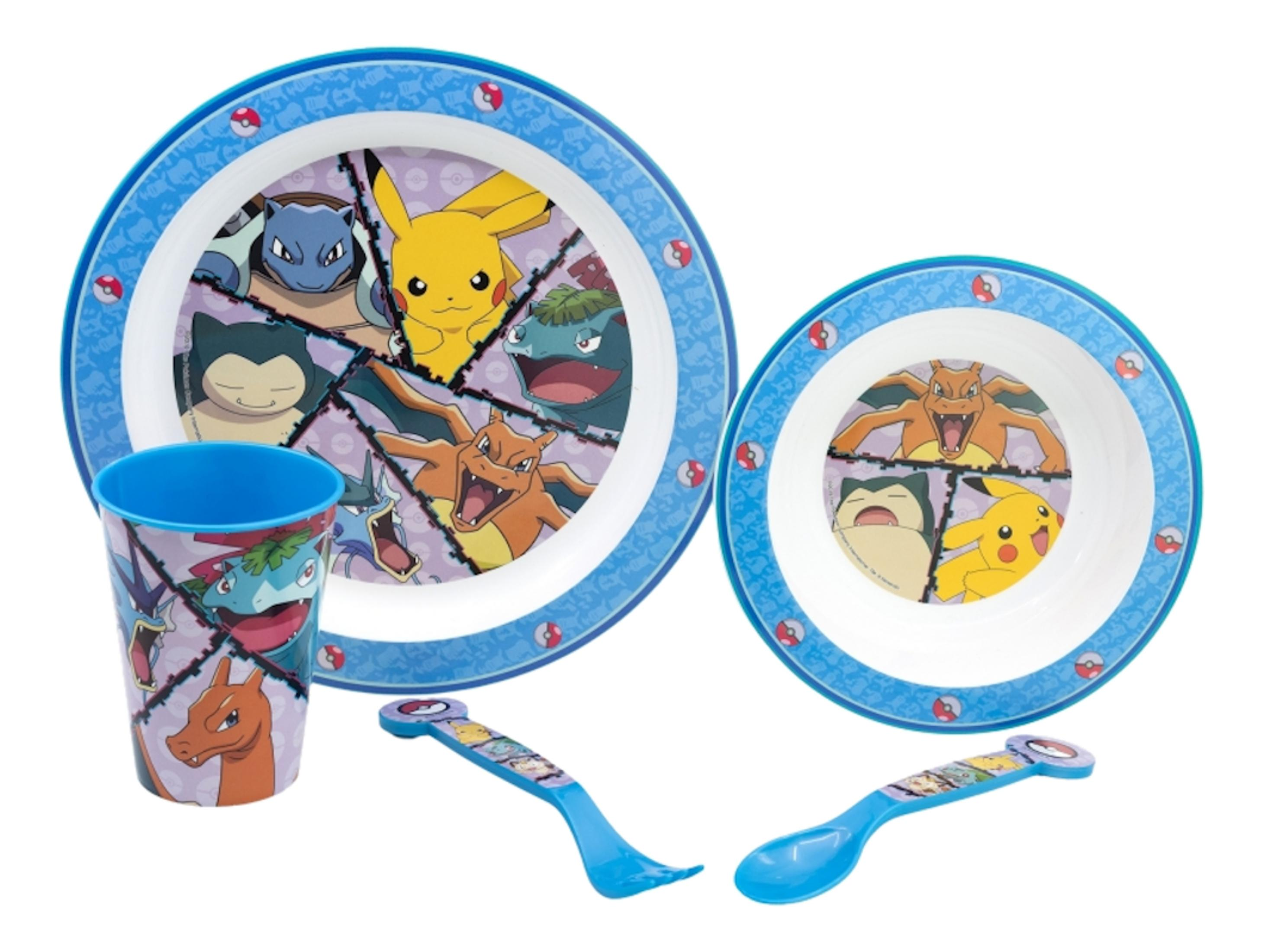 Ein blaues Pokémon-Geschirrset mit Tellern, Schüssel und Becher mit Charakteren.