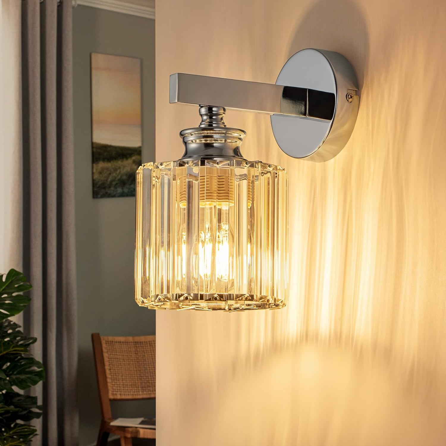 Una lampada da parete con paralume in vetro e dettagli cromati proietta ombre.