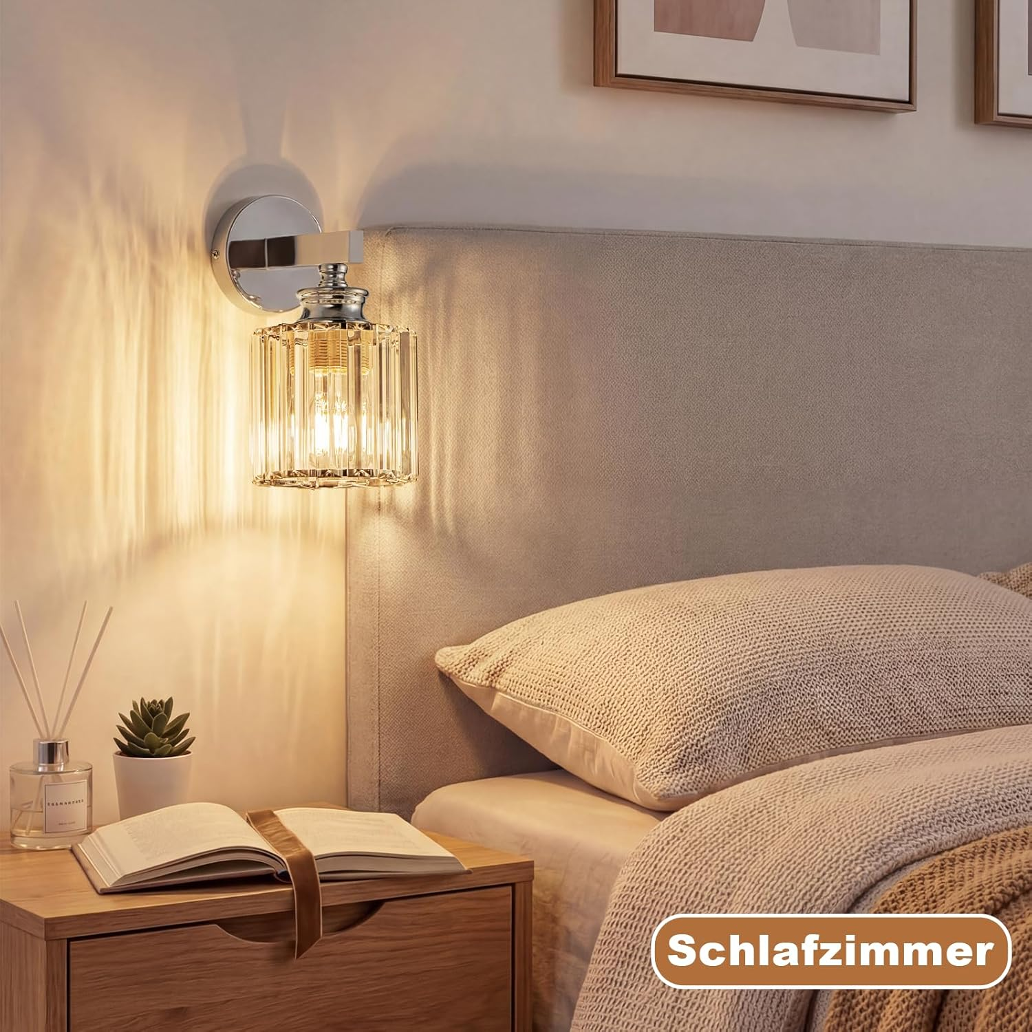 Un comodino con libro, pianta e diffusore accanto a un letto.