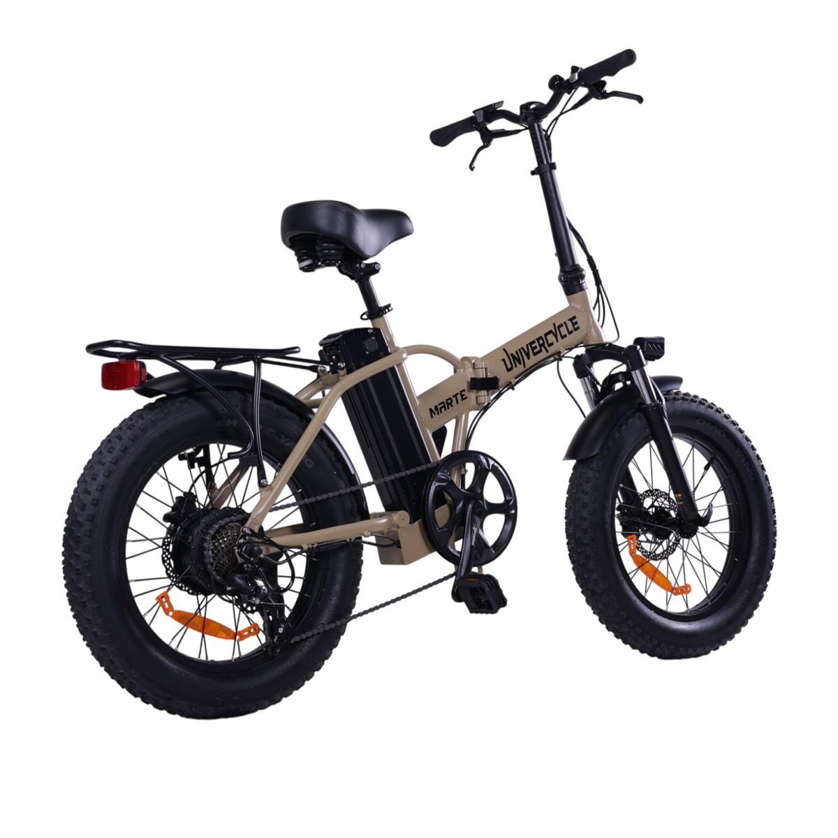 Beżowy rower elektryczny składany z szerokimi oponami, bagażnikiem i czarnym siodełkiem.