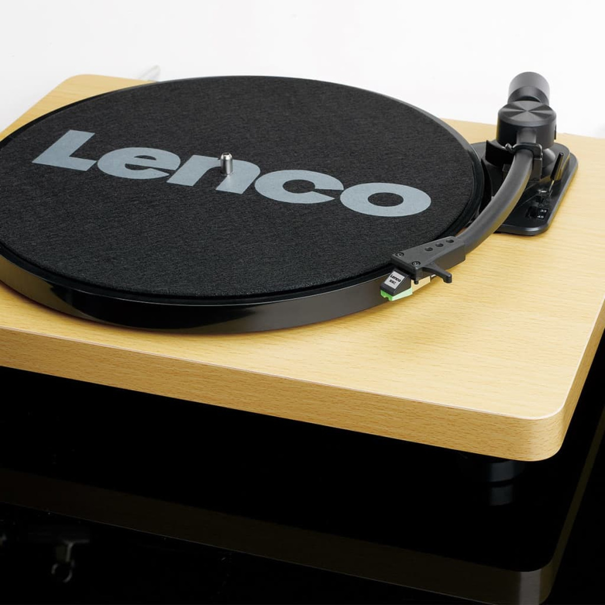 Gramofon z logo Lenco na czarnym talerzu i ramieniem.