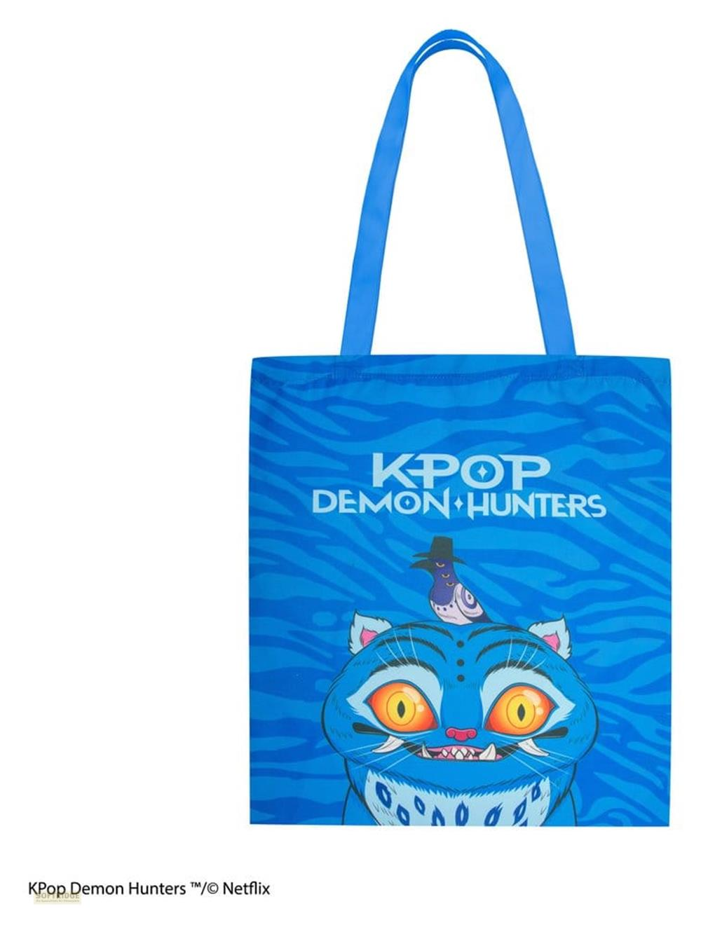 Eine blaue Stofftasche mit einem blauen Katzenmotiv und dem Text KPOP DEMON HUNTERS.
