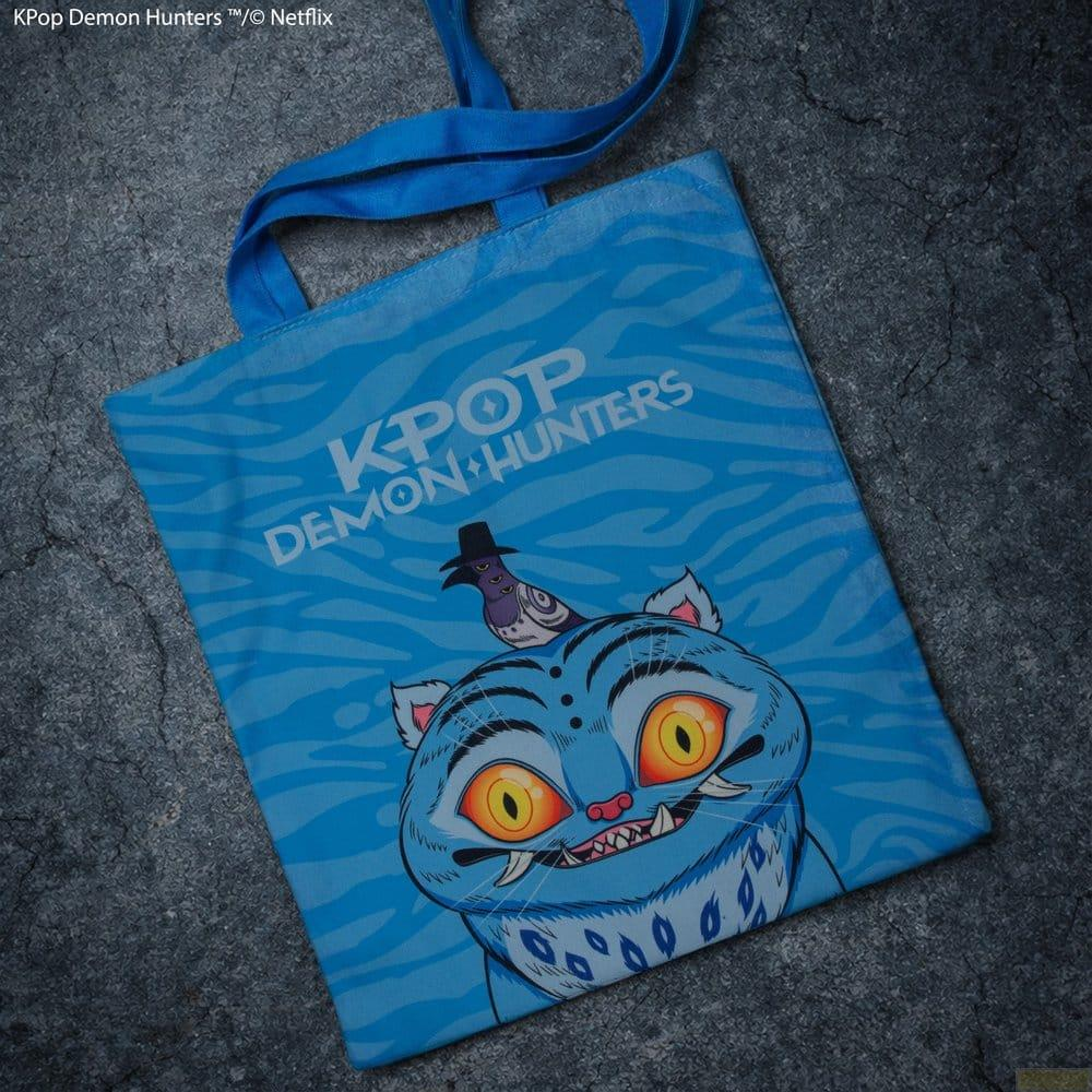 Eine blaue Stofftasche mit einem Cartoon-Tiger und der Aufschrift „KPOP DEMON HUNTERS“.