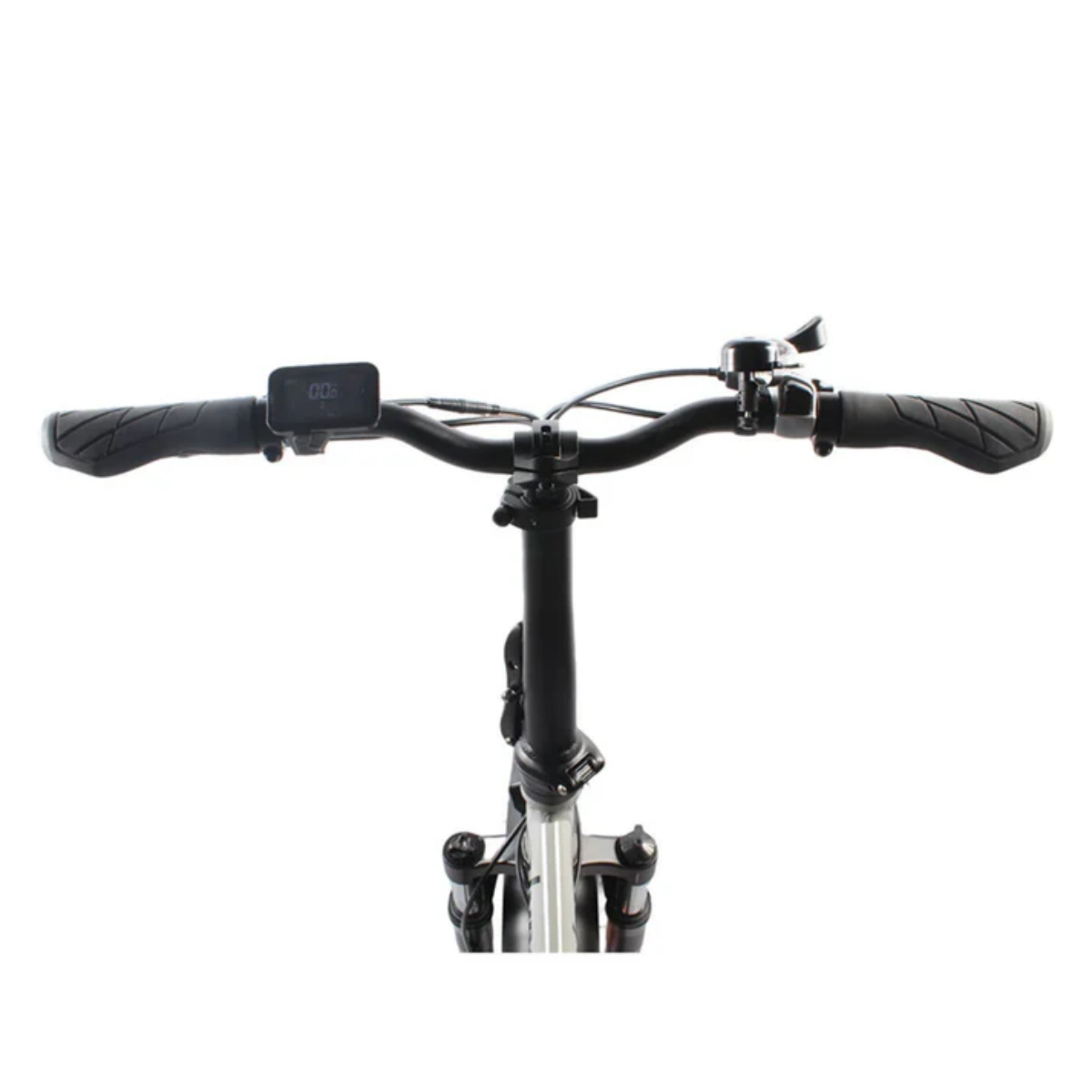 Zbliżenie na kierownicę srebrnego roweru z wyświetlaczem i dzwonkiem.