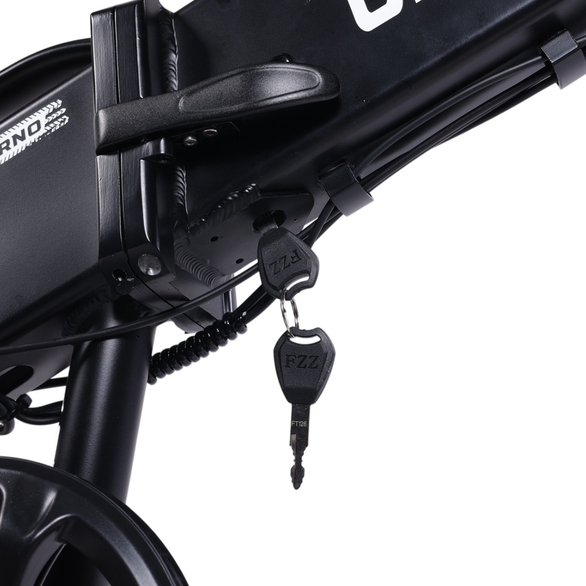 Dwa czarne zestawy kluczy z logo FZZ wiszą na ramie roweru.