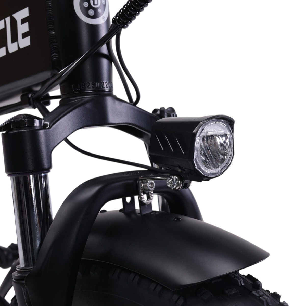 Zbliżenie przedniego światła i błotnika czarnego roweru elektrycznego.