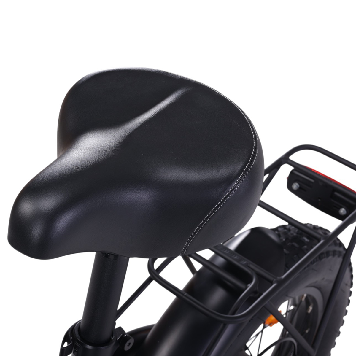 Czarny fotel rowerowy z tylnym światłem i bagażnikiem na białym tle.