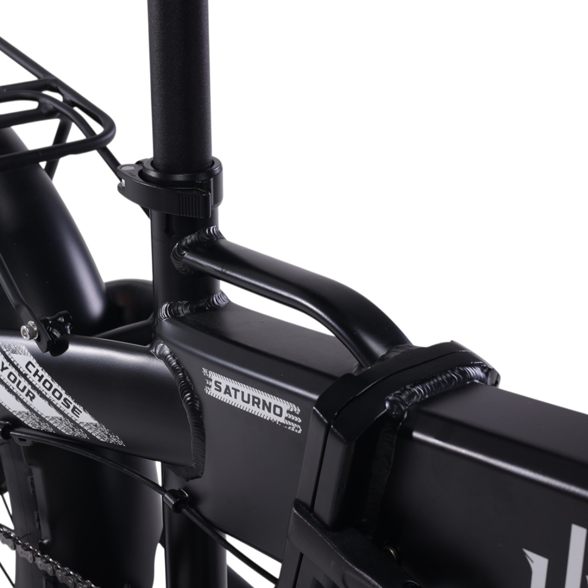 Zbliżenie czarnej ramy roweru, pokazujące sztycę i wspornik montażowy.