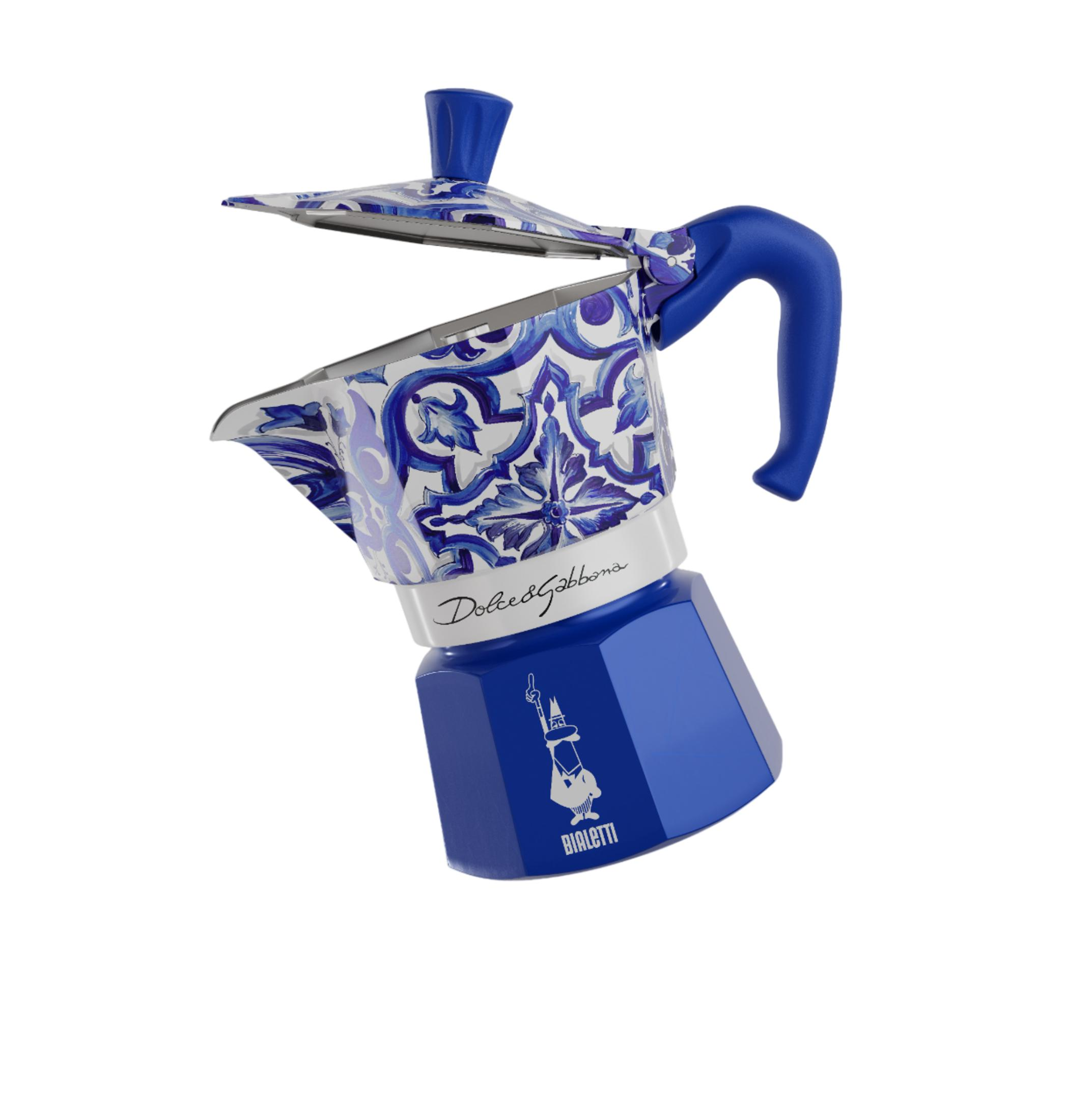 Una moka blu con motivo bianco e blu e logo Dolce & Gabbana.
