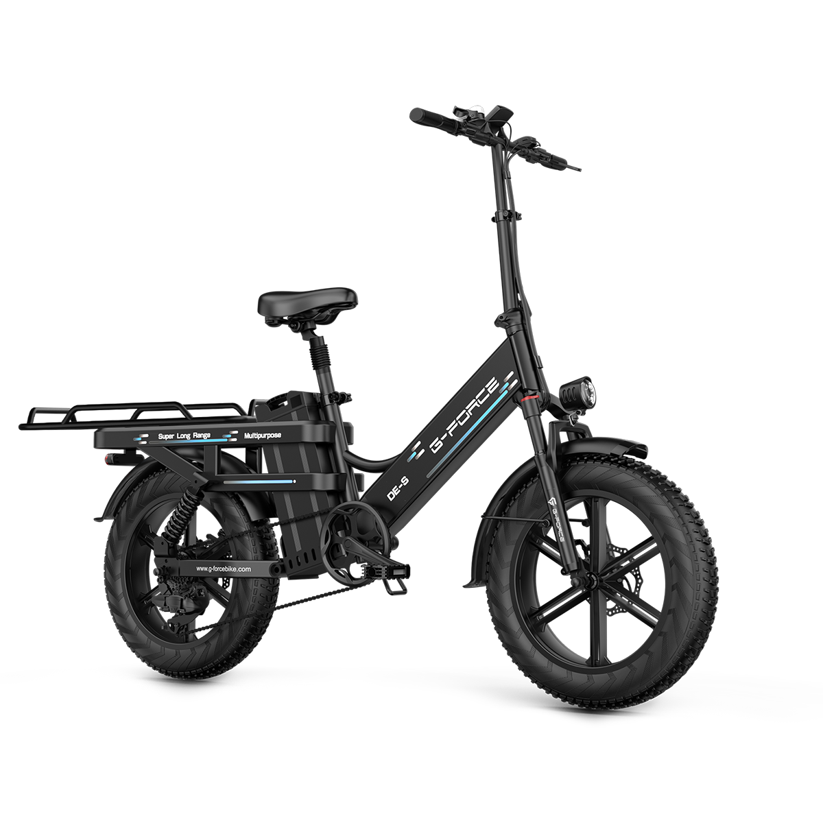 Czarny rower elektryczny z bagażnikiem i szerokimi oponami, na białym tle.