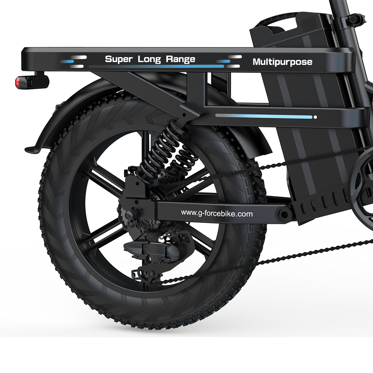 Zbliżenie tylnego koła czarnego roweru elektrycznego z widocznym zawieszeniem i łańcuchem.