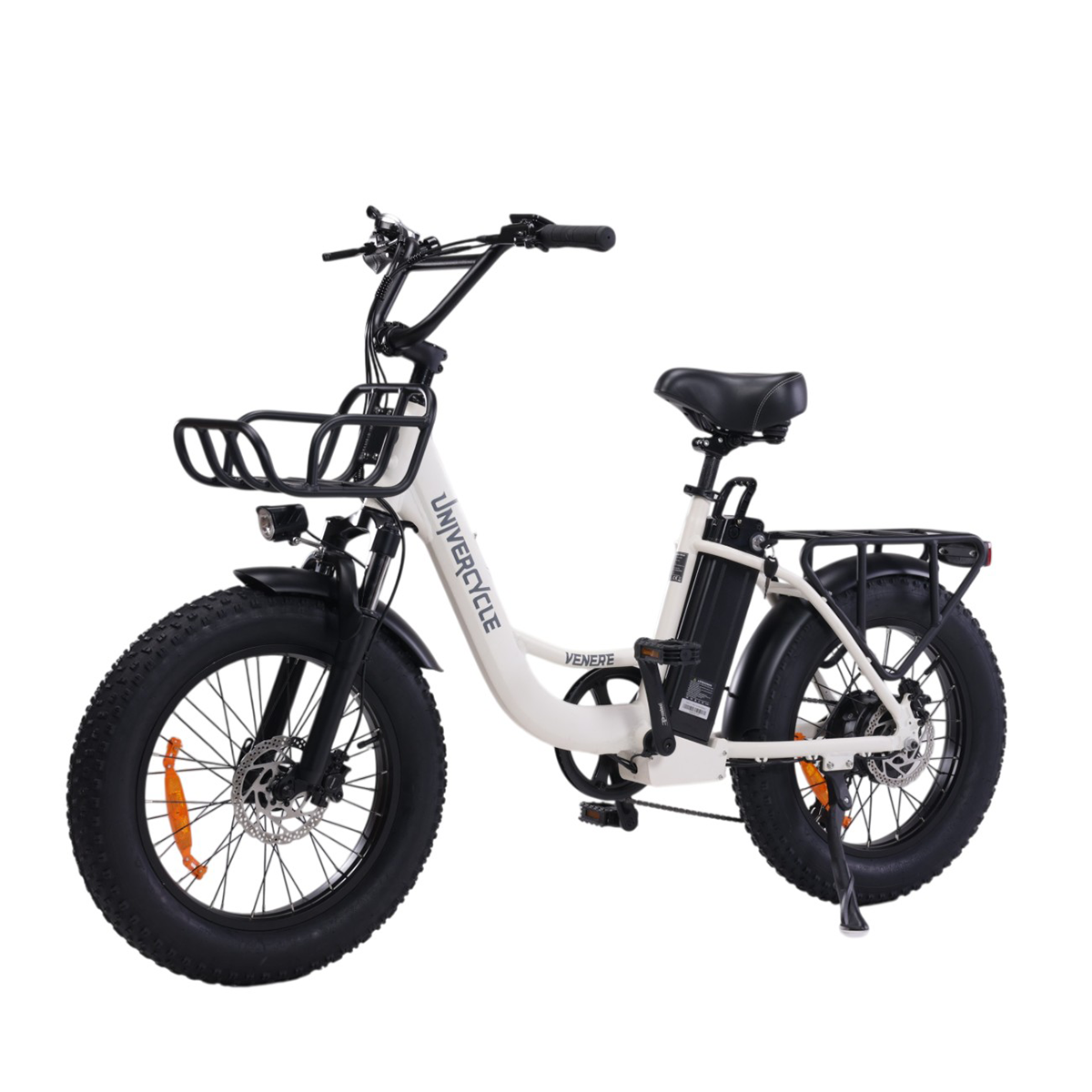 Biały rower elektryczny typu fatbike z bagażnikami z przodu i z tyłu.