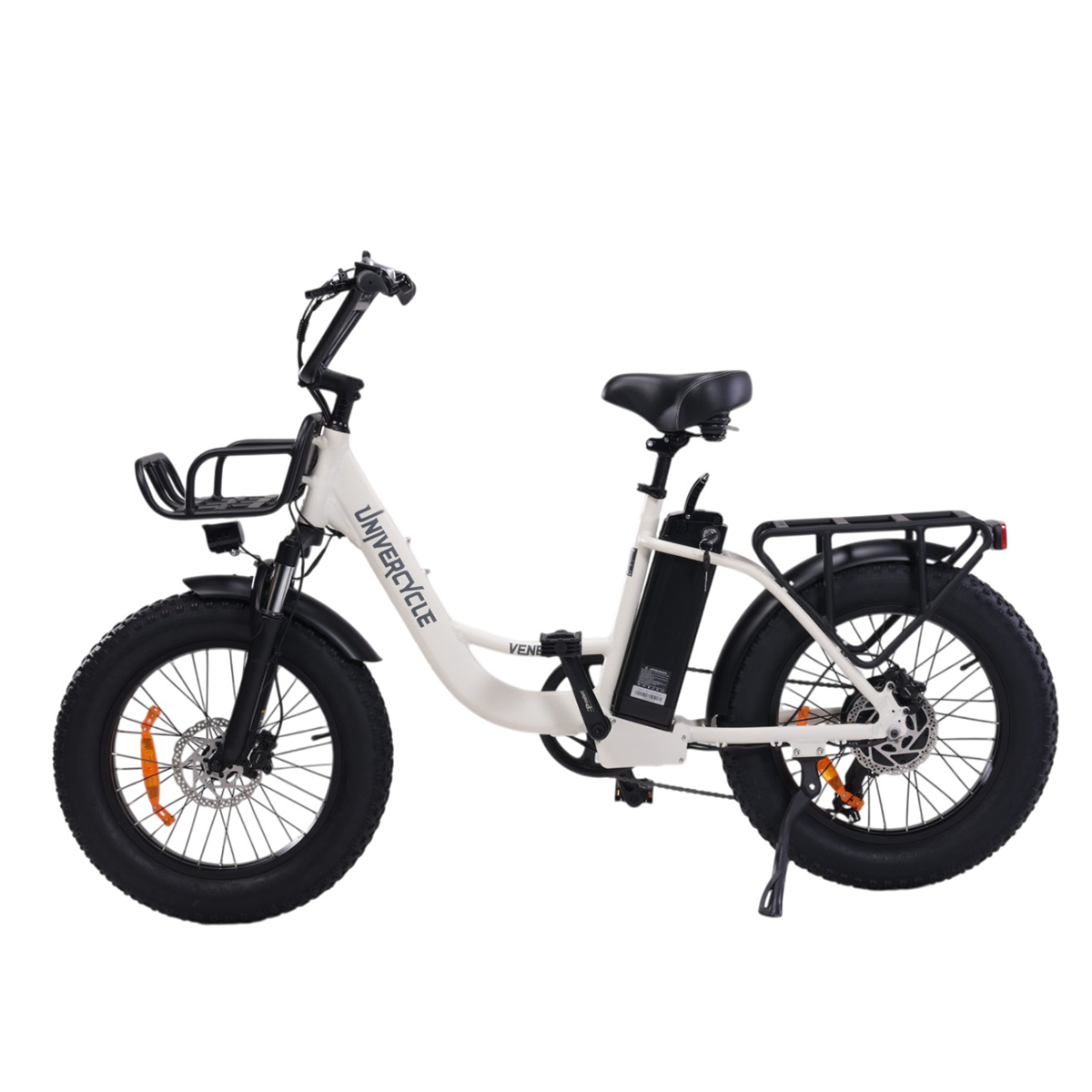 Biały rower elektryczny z grubymi oponami, bagażnikiem z przodu i z tyłu.