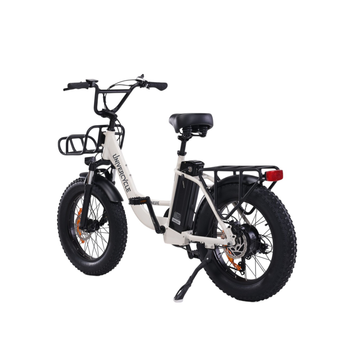 Biały rower elektryczny fatbike z czarnymi detalami, koszykiem przednim i bagażnikiem tylnym.