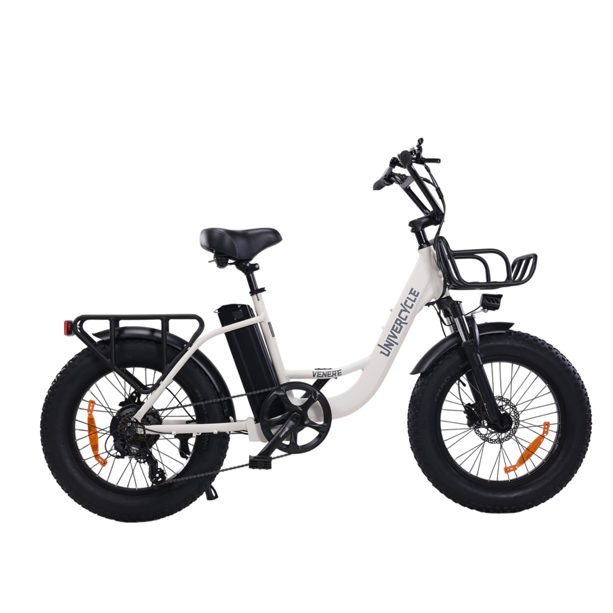 Kremowy rower elektryczny z grubymi oponami, bagażnikiem tylnym i przednim koszykiem.