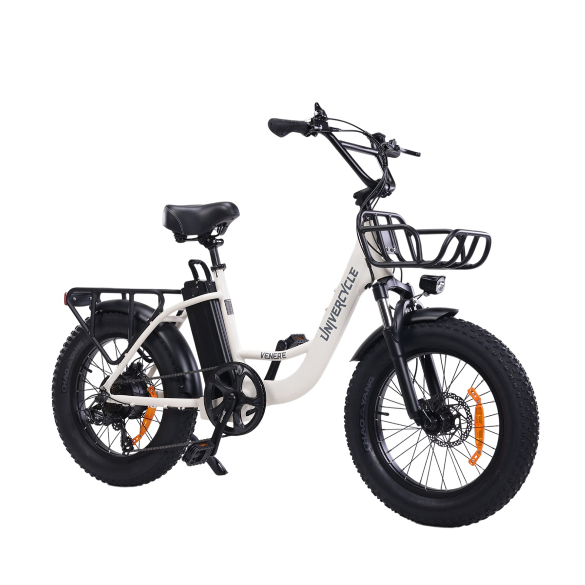 Biały rower elektryczny z grubymi oponami, koszem z przodu i bagażnikiem z tyłu.