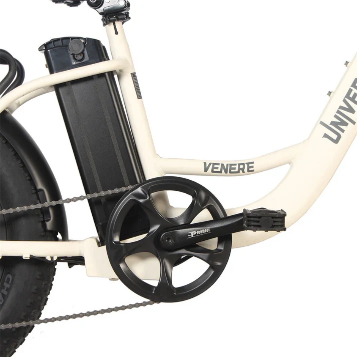 Kremowa rama roweru elektrycznego z czarną baterią, korbą i oponą.