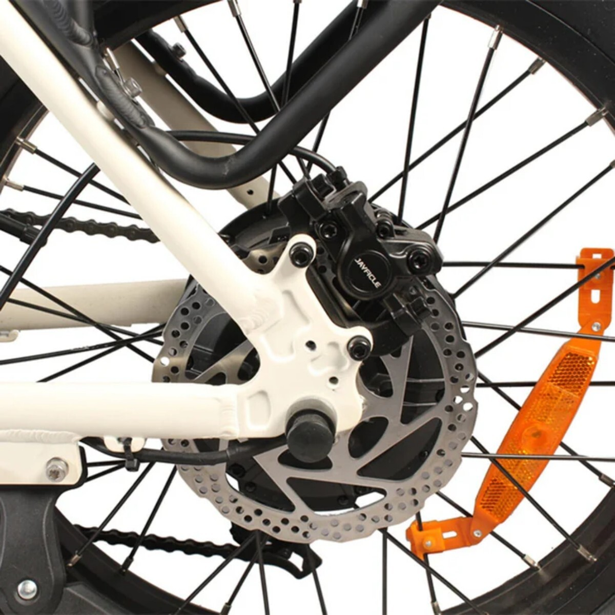 Zbliżenie tylnego koła roweru z hamulcem tarczowym i pomarańczowym odblaskiem.