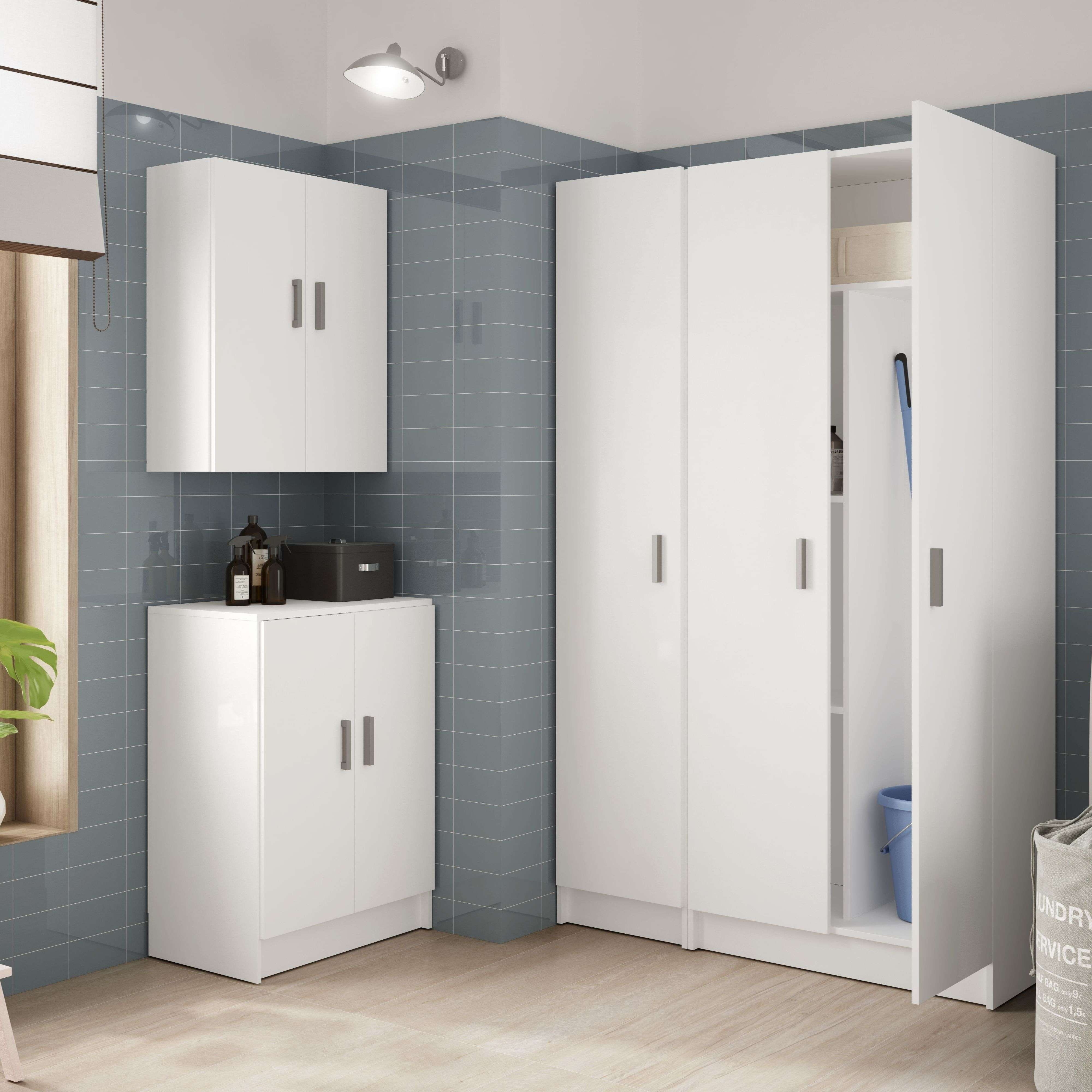 Armarios blancos en una habitación con paredes de azulejos grises y suelo de madera.