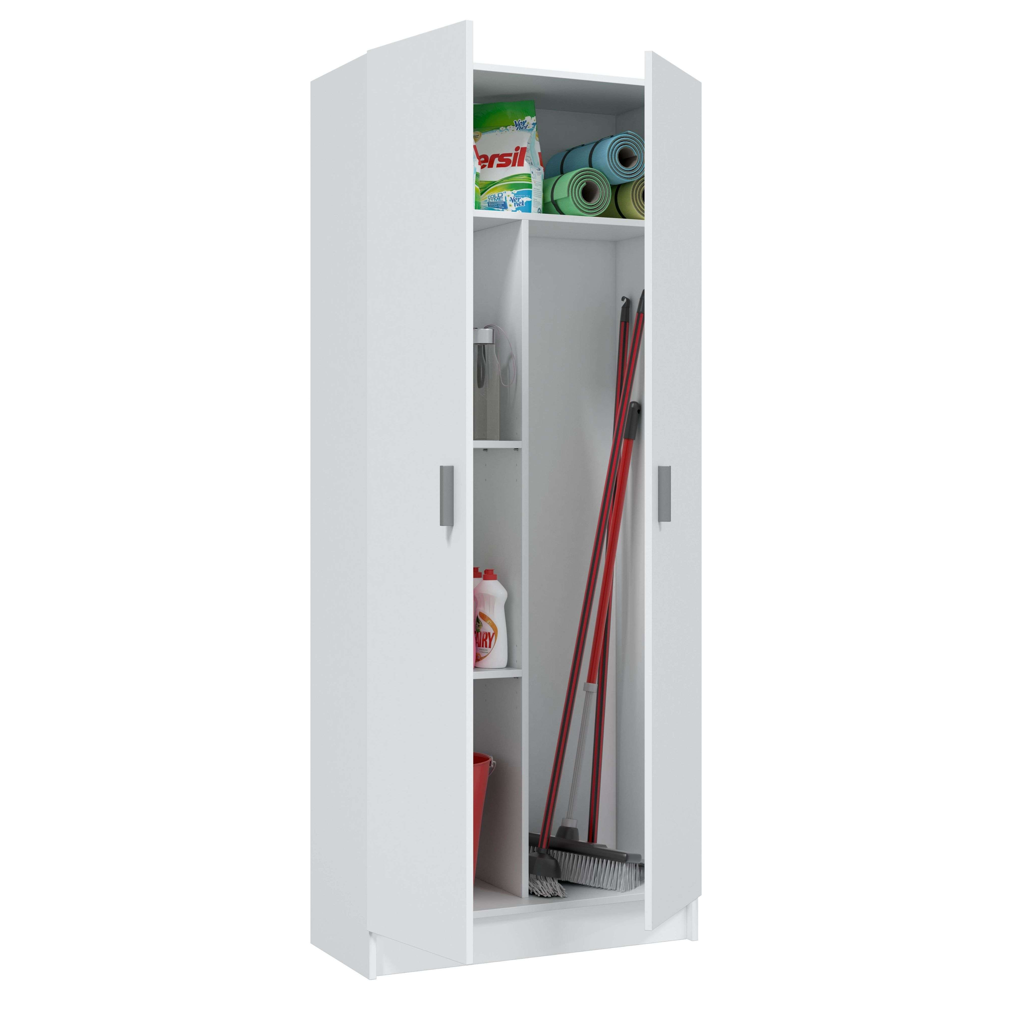 Un armario blanco abierto muestra suministros de limpieza, tapetes enrollados y escobas.