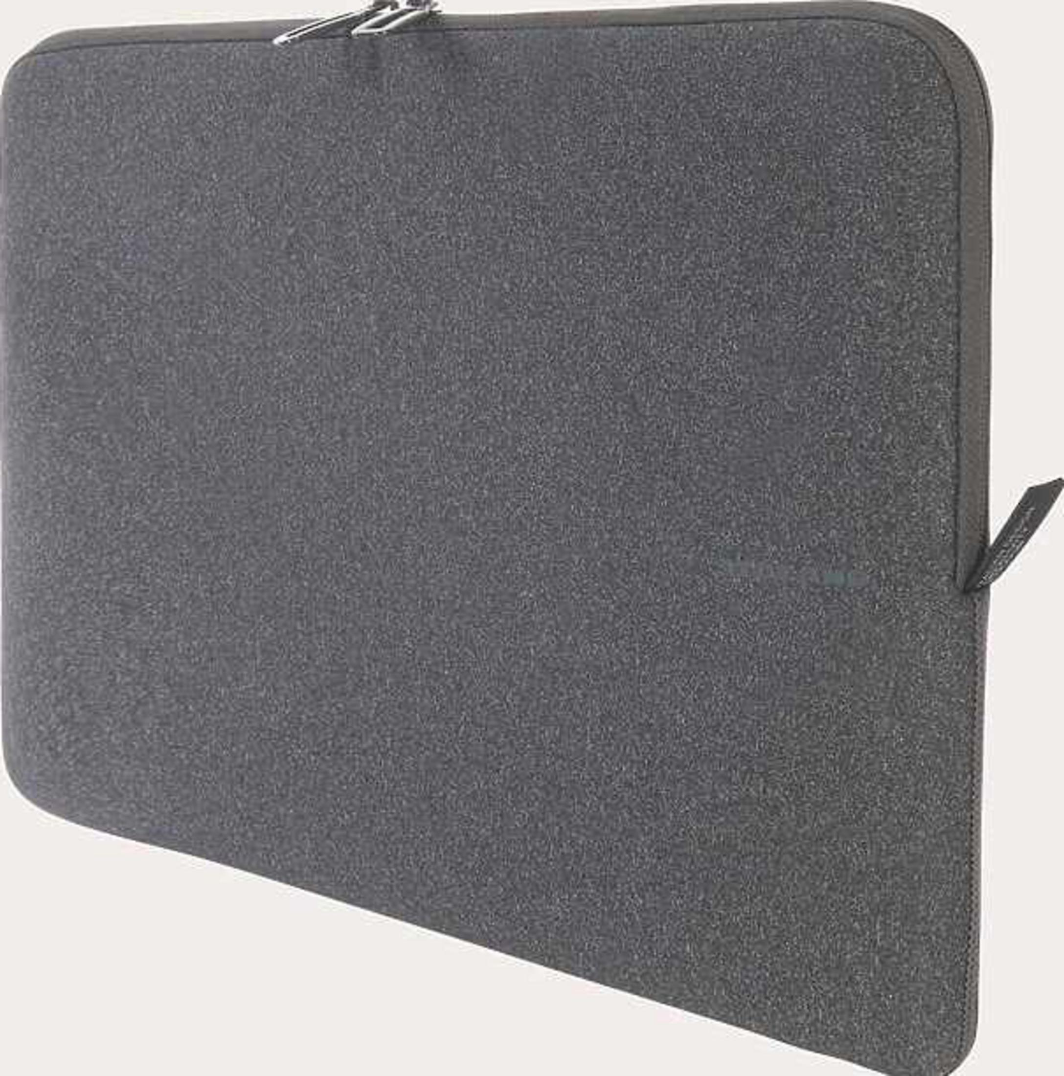 Funda gris para portátil con cremallera plateada y etiqueta negra.