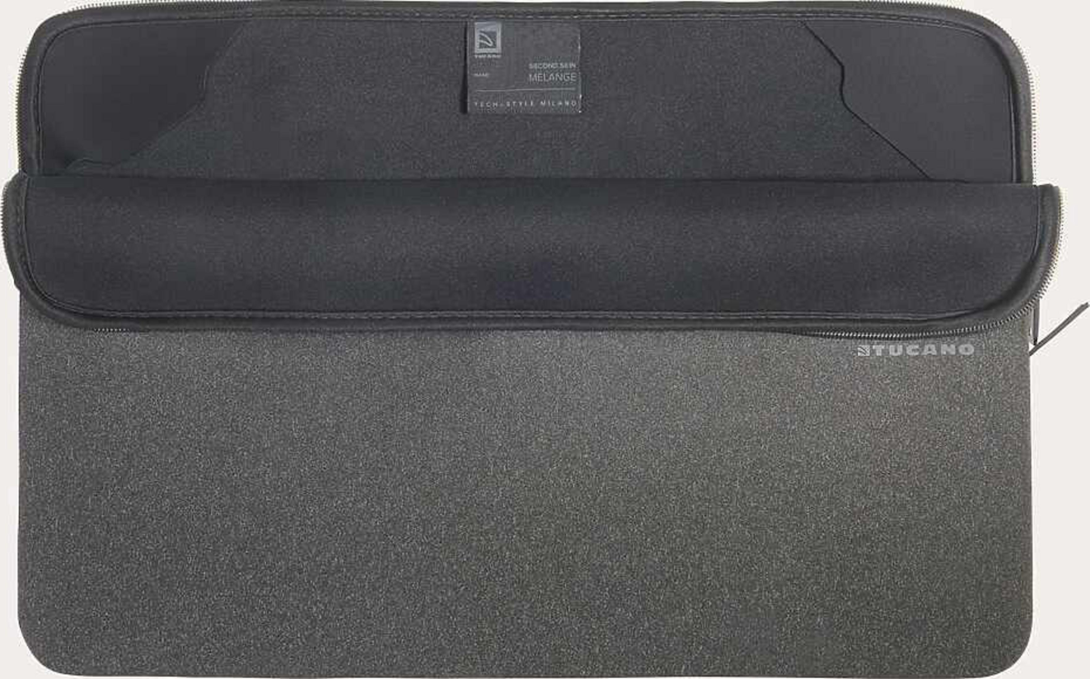 Funda gris Tucano para portátil con cremallera negra y detalle de tela.